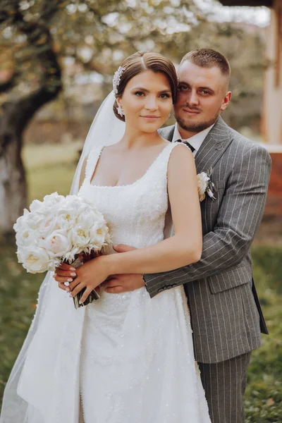 Die Braut Mit Einem Strauß Der Hand Der Sanften Umarmung — Stockfoto