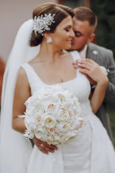 Noiva Com Buquê Mão Abraço Gentil Noivo Casal Casamento Feliz — Fotografia de Stock