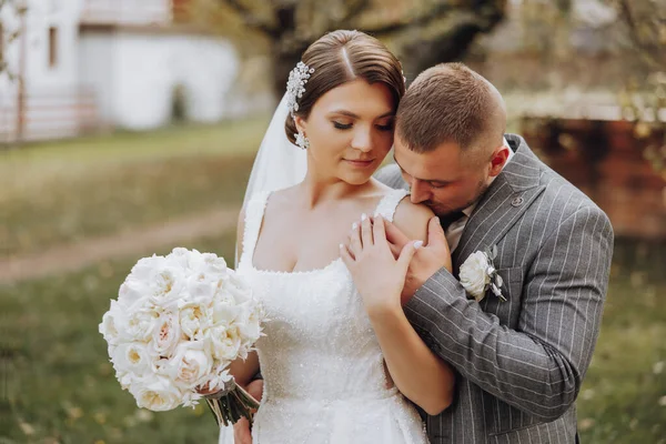 Noiva Com Buquê Mão Abraço Gentil Noivo Casal Casamento Feliz — Fotografia de Stock