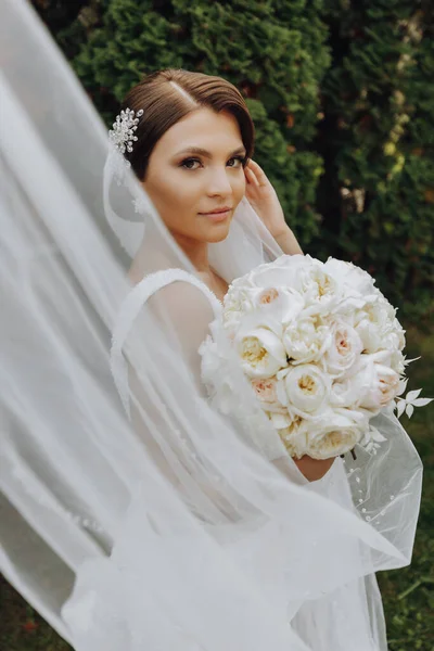 Весільний Букет Красивих Білих Весільних Квітів Руках Нареченої Зовнішнє Фото — стокове фото