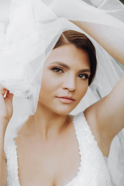 Sposa Sembra Bella Elegante Sotto Velo Foto All Aperto Nel — Foto Stock