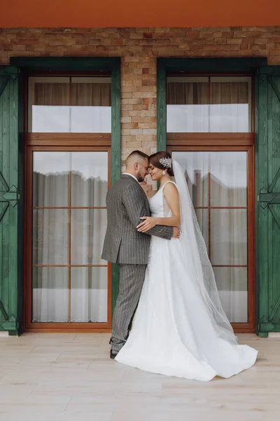Menyasszony Vőlegény Zöld Ablakok Mögött Állnak Stílusos Menyasszony Vőlegény Esküvői — Stock Fotó