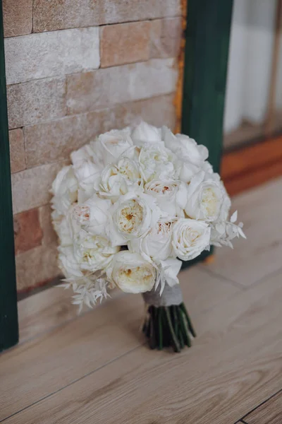 一束系着彩带的白玫瑰 令人难以置信的结婚花束 白玫瑰 美丽就在细节上 — 图库照片