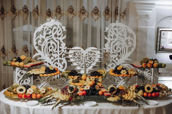 Schokoriegel Tisch Mit Süßigkeiten Bonbons Dessert Kuchen Und Beeren Der — Stockfoto