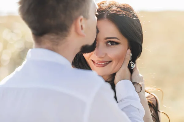 Casal Lindo Apaixonado Retrato Homem Bonito Beijando Feliz Sorrindo Mulher — Fotografia de Stock