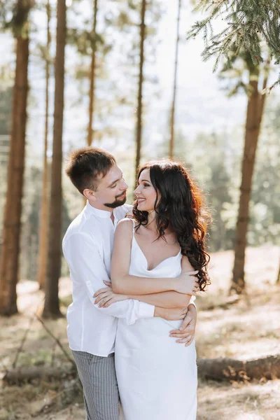 Jeune Couple Heureux Amoureux Embrassant Souriant Amusant Dans Les Montagnes — Photo