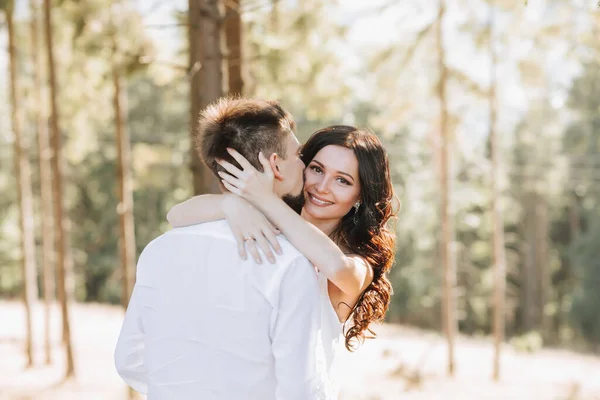 Jovem Casal Feliz Amor Abraçando Sorrindo Divertindo Nas Montanhas Foto — Fotografia de Stock