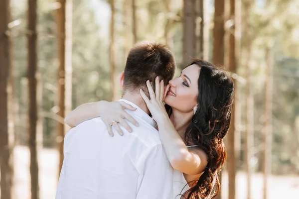 Young Happy Couple Love Hugging Smiling Having Fun Mountains High — Stock Photo, Image