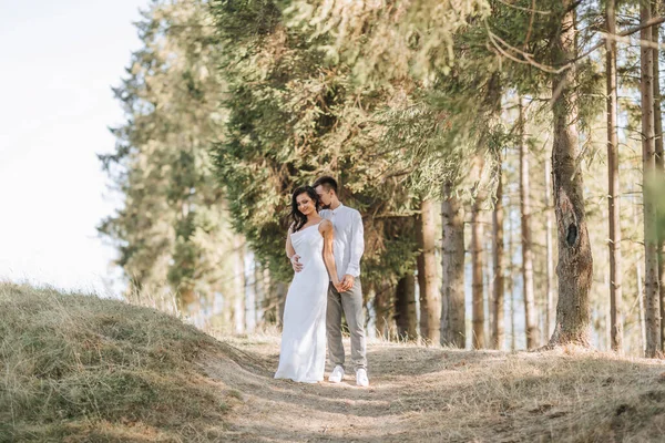 Casal Modelo Elegante Roupas Brancas Beijando Pôr Sol Floresta Uma — Fotografia de Stock