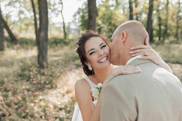 Esküvői Fotó Menyasszony Vőlegény Erdőben Állnak Ölelkezve Vőlegény Arcon Csókolja — Stock Fotó