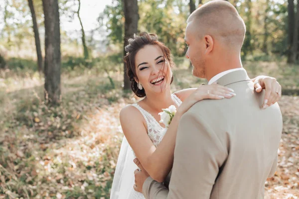 Foto Casamento Noiva Noivo Ficar Floresta Abraçando Ela Sorri Sinceramente — Fotografia de Stock