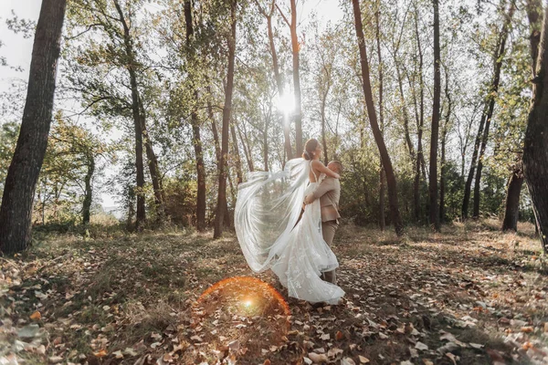 Boldog Menyasszony Vőlegény Portréja Erdőben Vőlegény Karjaiban Tartja Menyasszonyt Táncol — Stock Fotó