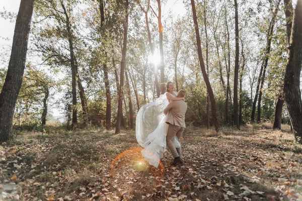 Boldog Menyasszony Vőlegény Portréja Erdőben Vőlegény Karjaiban Tartja Menyasszonyt Táncol — Stock Fotó