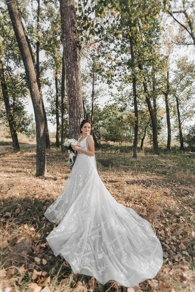 Hochzeitsfoto Der Natur Die Braut Steht Wald Die Braut Einem — Stockfoto