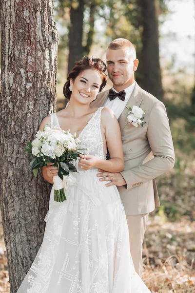 Doğada Düğün Fotoğrafı Gelin Damat Bir Ağacın Yanında Duruyorlar Gülümsüyorlar — Stok fotoğraf