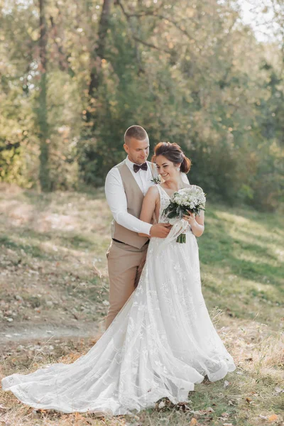 Foto Casamento Natureza Noivo Abraça Seu Amado Por Trás Olha — Fotografia de Stock