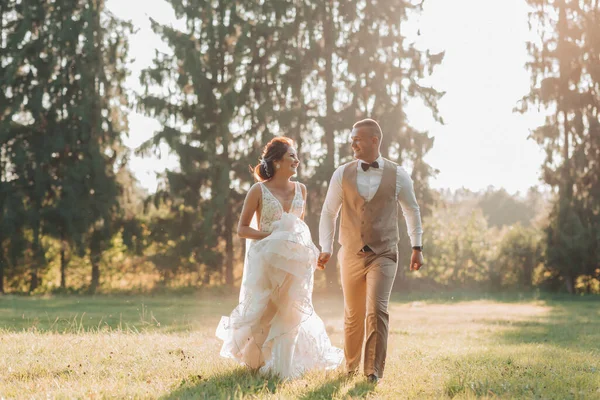 Šťastní Novomanželé Pobíhají Poli Drží Ruce Dívají Jeden Druhého Nimi — Stock fotografie