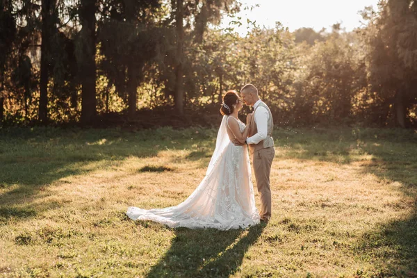 Esküvői Fotó Menyasszony Vőlegény Egy Gyönyörű Erdőben Állnak Gyönyörű Fényben — Stock Fotó