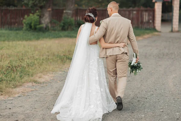 Huwelijksfoto Natuur Pasgetrouwden Lopen Het Bos Hand Hand Foto Van — Stockfoto