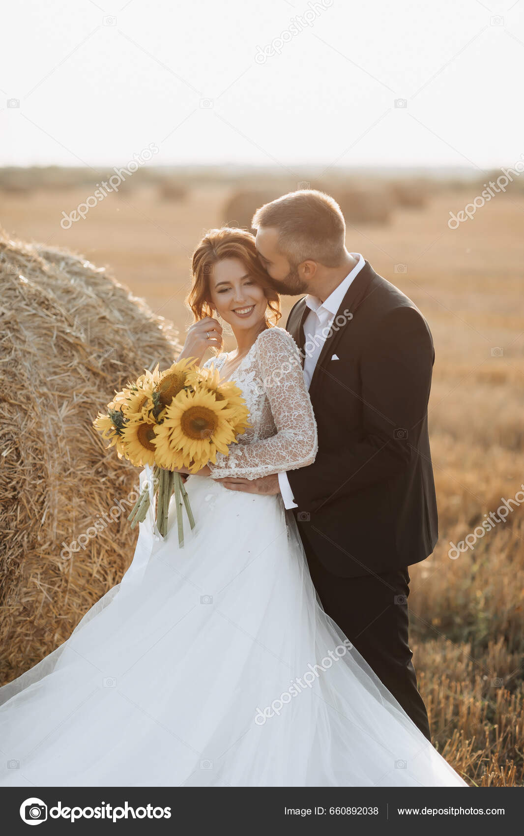 Portrait Mariage Mariee Marie Marie Serre Mariee Par Derriere Cote Photo de stock par Vasilij33 660892038
