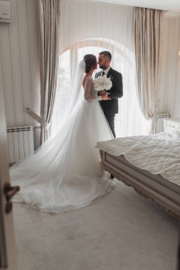 Düğün sabahı. Gelin ve damadın düğün töreninden önce yeni evlilerin otel odasında ilk buluşması.