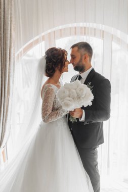 Düğün sabahı. Gelin ve damadın düğün töreninden önce yeni evlilerin otel odasında ilk buluşması.