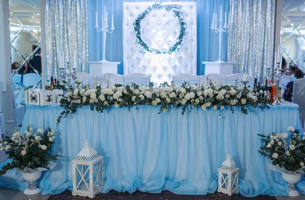 Table Mariage Des Mariés Décorée Fleurs Est Faite Bleu Argent — Photo