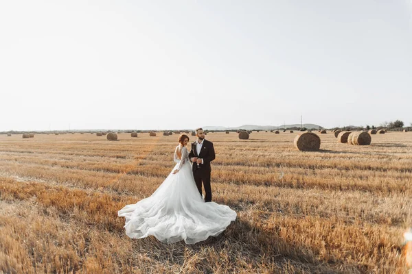 Menyasszony Vőlegény Mezőn Állnak Mögöttük Pedig Nagy Szénakazal Menyasszony Vállát — Stock Fotó