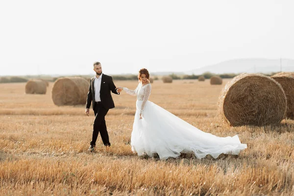 Retrato Casamento Noiva Noivo Andando Sobre Fundo Feno Noivo Segura — Fotografia de Stock