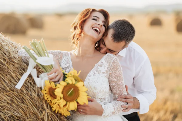 Retrato Casamento Noiva Noivo Noivo Rasgando Sua Camisa Fica Atrás — Fotografia de Stock