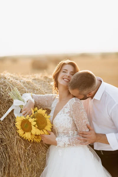 Retrato Casamento Noiva Noivo Noivo Rasgando Sua Camisa Fica Atrás — Fotografia de Stock
