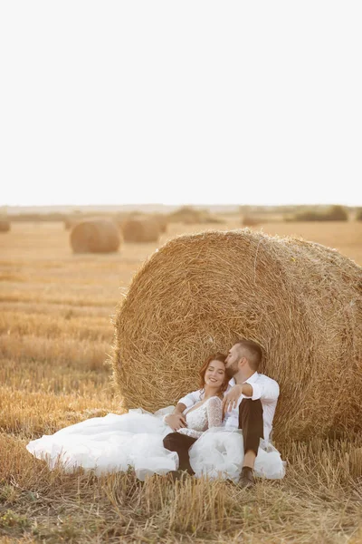 Esküvői Portré Menyasszony Vőlegény Ölelkeznek Földön Egy Szénabála Mellett Vörös — Stock Fotó