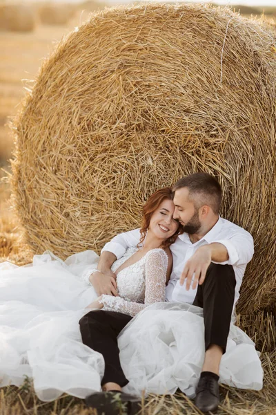 Retrato Casamento Noiva Noivo Estão Sentados Abraço Chão Perto Fardo — Fotografia de Stock