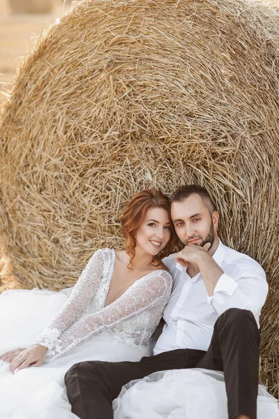 Retrato Casamento Noiva Noivo Estão Sentados Nos Braços Outro Chão — Fotografia de Stock