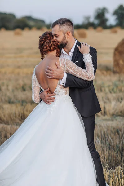Retrato Casamento Noiva Noivo Abraçando Encostando Seus Narizes Uns Contra — Fotografia de Stock