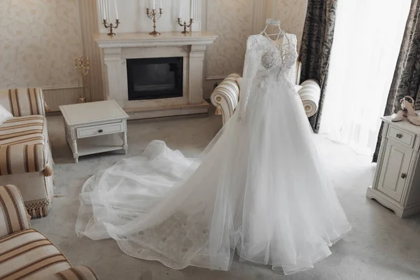 Елегантна Весільна Сукня Довгим Поїздом Манекені Розташована Готельному Номері Королівським — стокове фото