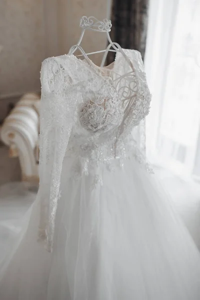 雅致的婚纱配上一列长列在模特身上的婚纱坐落在一个有皇家内饰的宾馆房间里 — 图库照片