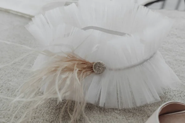 Eleganter Brautstrumpfband Mit Federn Und Juwelen Auf Grauem Hintergrund Vorbereitung — Stockfoto