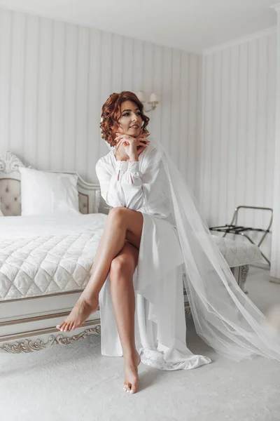 Модный Снимок Красивая Женщина Халате Мода Гламурная Концепция Утром Невеста — стоковое фото