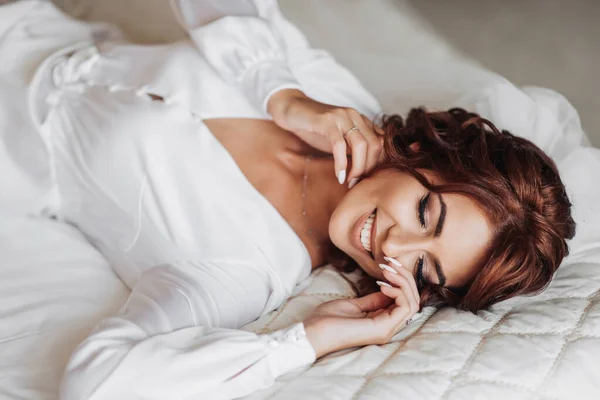 Gyönyörű Fiatal Menyasszony Fehér Peignoir Feküdt Ágyon Hotel Hálószobájában Utolsó — Stock Fotó
