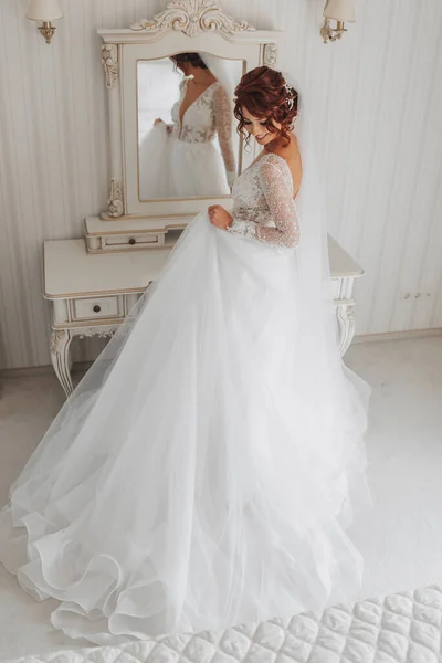 Die Braut Einem Wunderschönen Kleid Hält Die Schleppe Des Kleides — Stockfoto