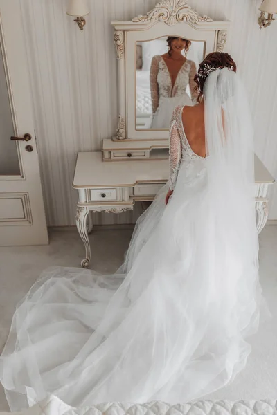 Noiva Vestido Bonito Segura Trem Vestido Suas Mãos Casamento Buquê — Fotografia de Stock