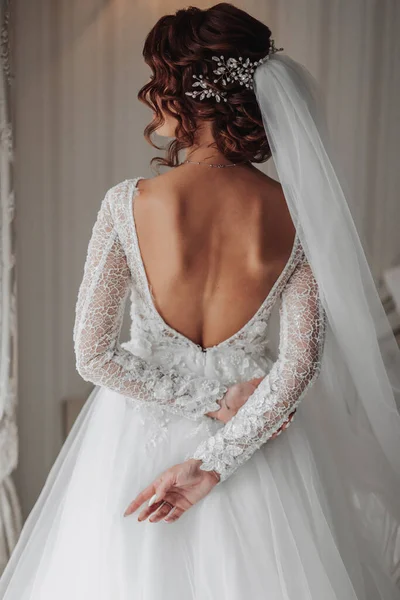 Rothaarige Braut Einem Schönen Kleid Model Posiert Foto Von Hinten — Stockfoto