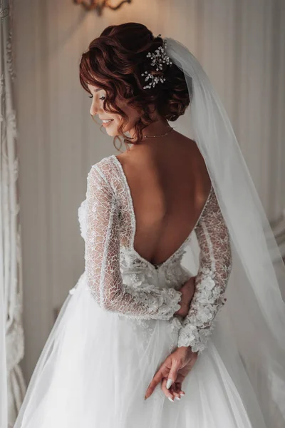 머리의 신부는 아름다운 드레스를 포즈를 취하고 뒤에서 사진을 드레스를 결혼식 — 스톡 사진