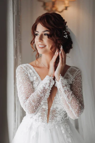 Rothaarige Braut Einem Schönen Kleid Model Posiert Foto Von Hinten — Stockfoto