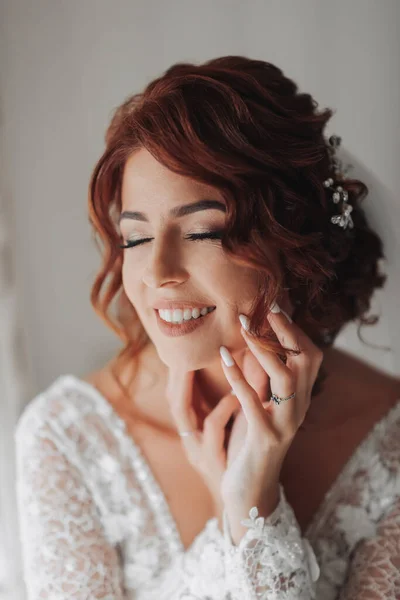 Červenovlasá Nevěsta Krásných Šatech Modelka Pózující Fotografie Zezadu Šaty Štěrbinou — Stock fotografie