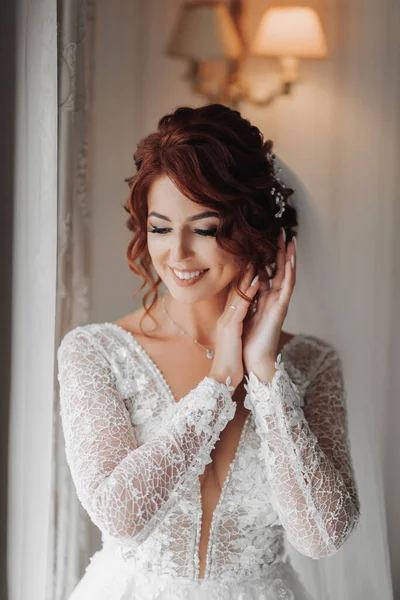Rothaarige Braut Einem Schönen Kleid Model Posiert Porträtfoto Netzkleid Hochzeit — Stockfoto