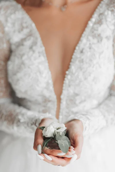 Наречена Красивій Сукні Стоїть Біля Вікна Квіткою Нареченого Руках Весілля — стокове фото