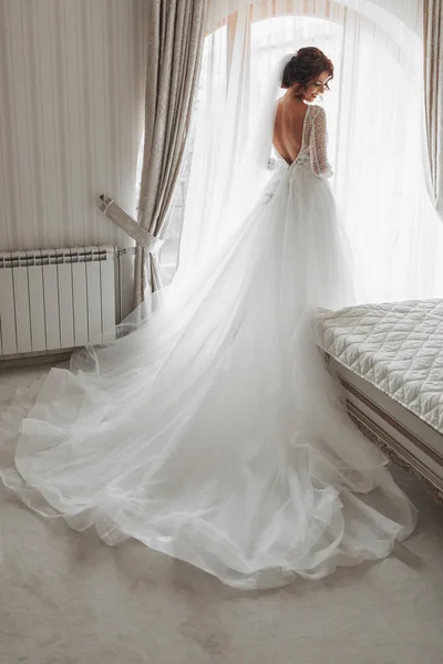 Güzel Elbiseli Gelin Uzun Bir Trenle Pencerenin Yanında Duruyor Düğün — Stok fotoğraf