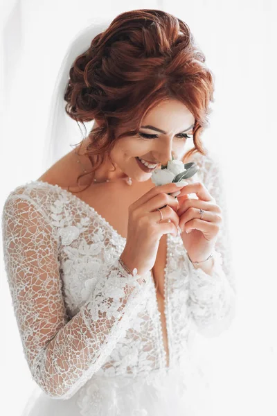 Die Braut Einem Wunderschönen Kleid Steht Mit Der Blume Des — Stockfoto